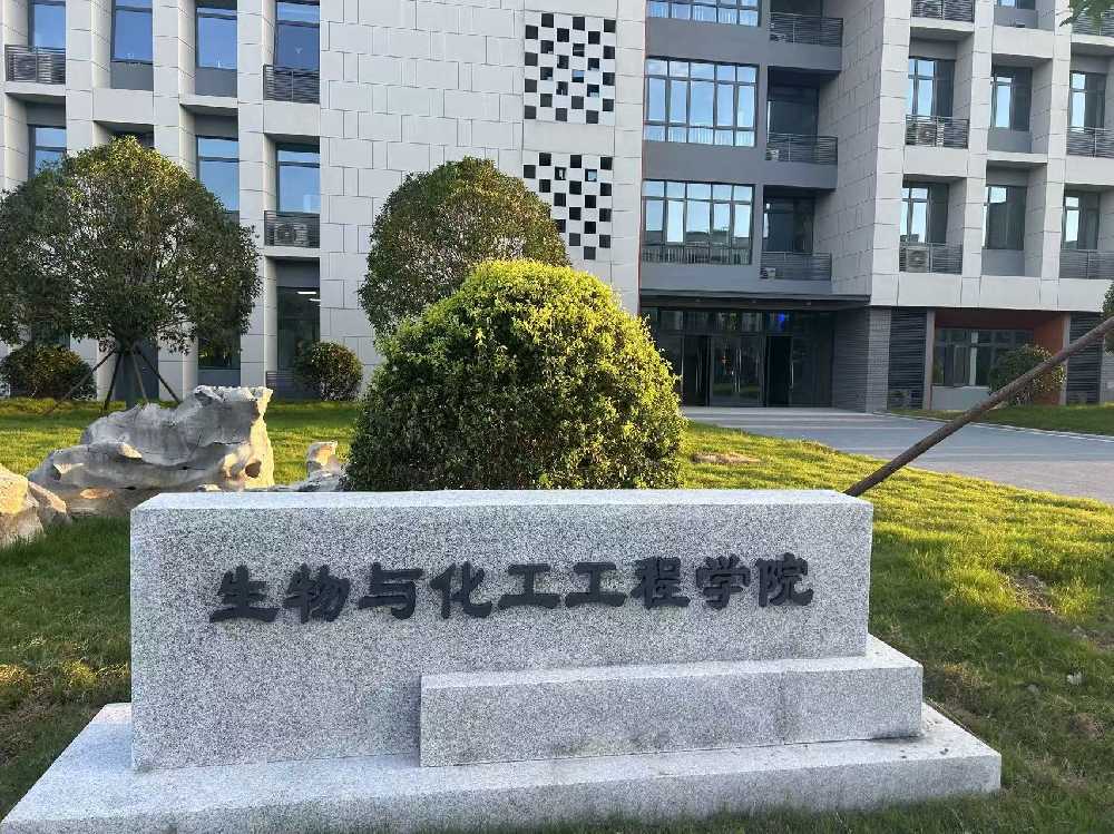 渌口区扬州职业大学体育场高杆灯项目